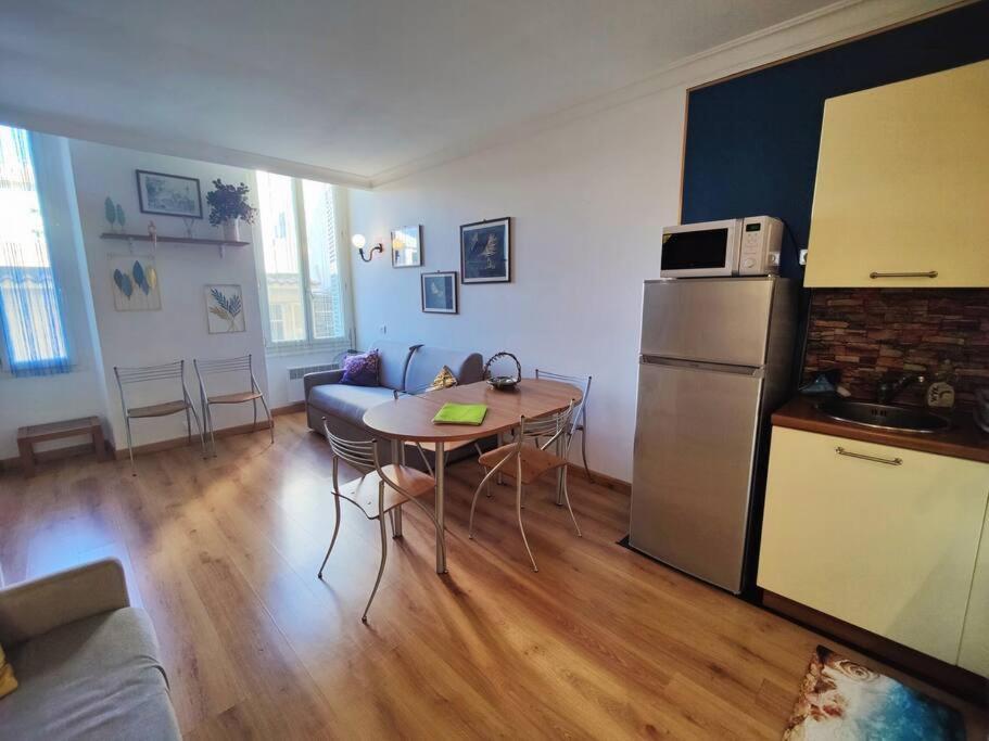 Apartment Close To Beaches And Shops, Up 6 Pers