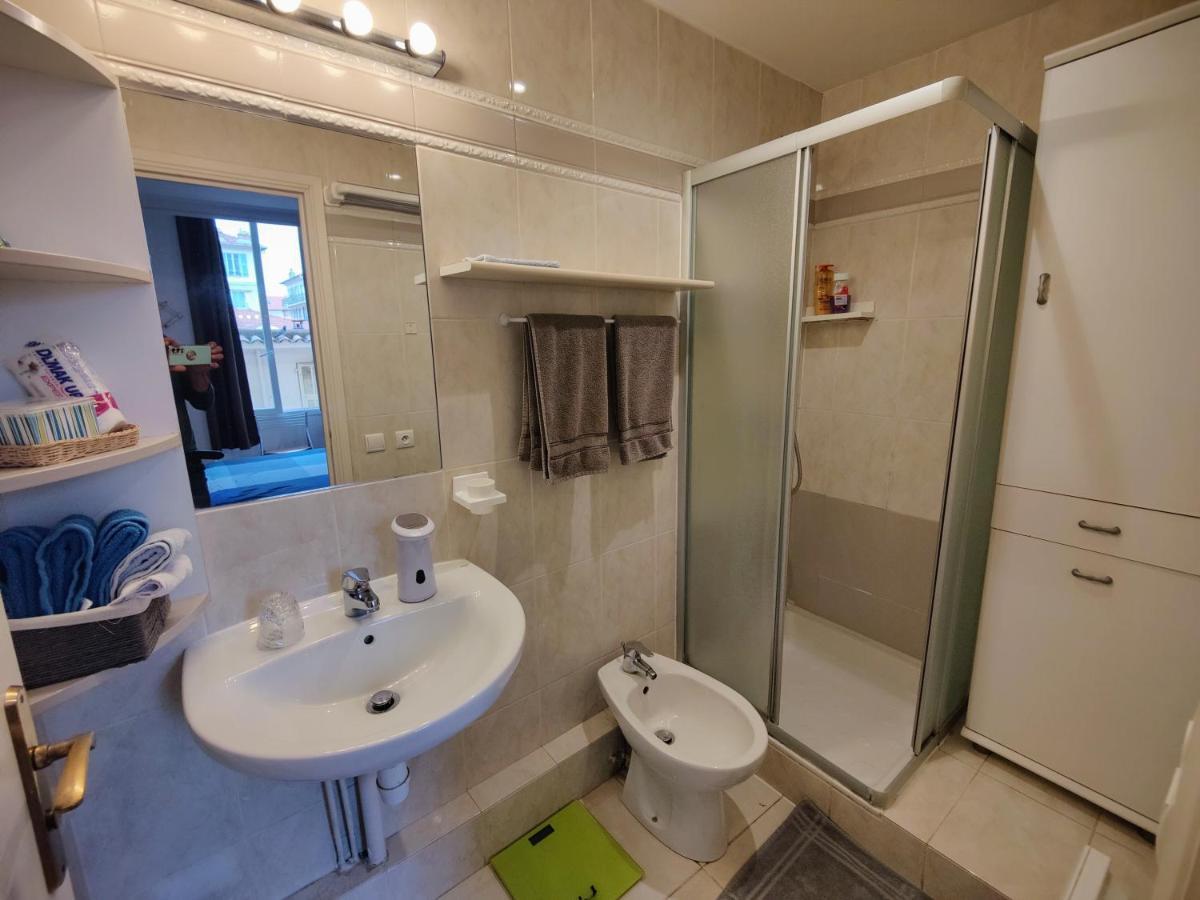 Close To Beaches And Shops, Up 6 Pers Apartment *